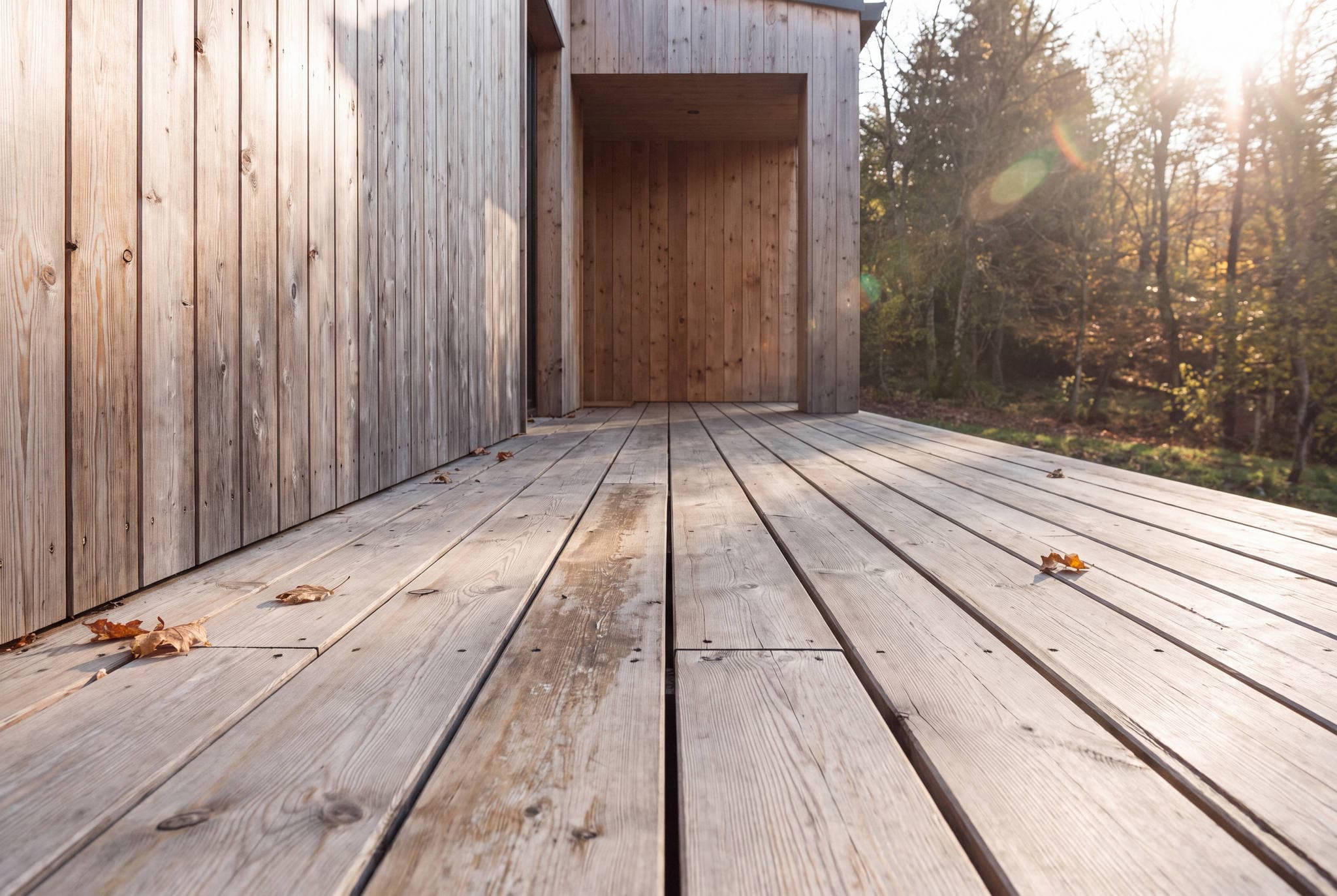 Plăci de decking termotratat în ton brun cald