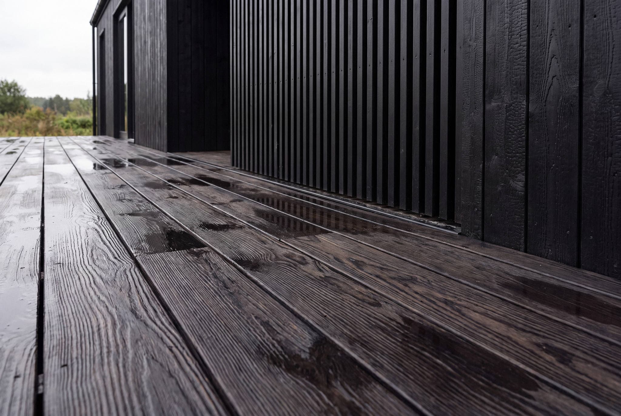 Plăci de decking termotratat în finisaj negru mat